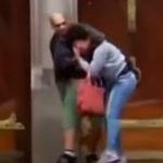 Dakloze man geeft zijn leven om een gegijzelde vrouw te redden