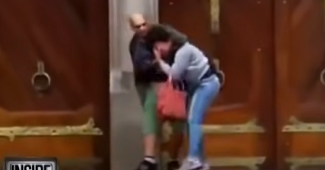Dakloze man geeft zijn leven om een gegijzelde vrouw te redden