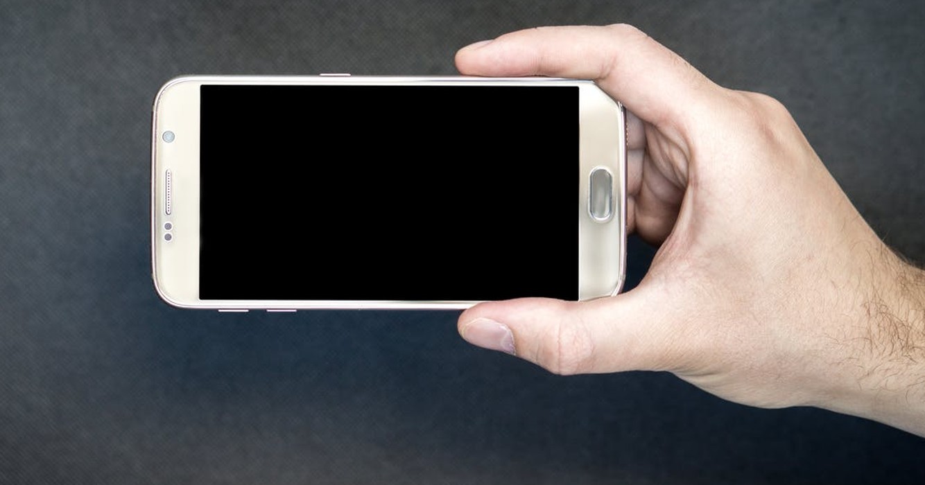 Gevangene slikt zijn complete mobieltje door