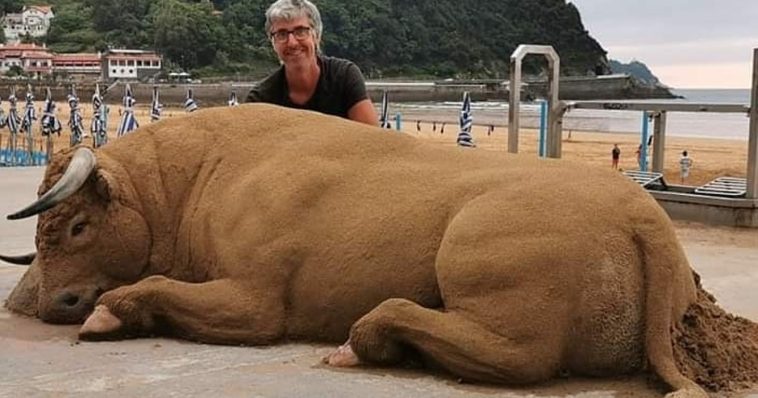 Man poseert met een gigantische stier op het strand!