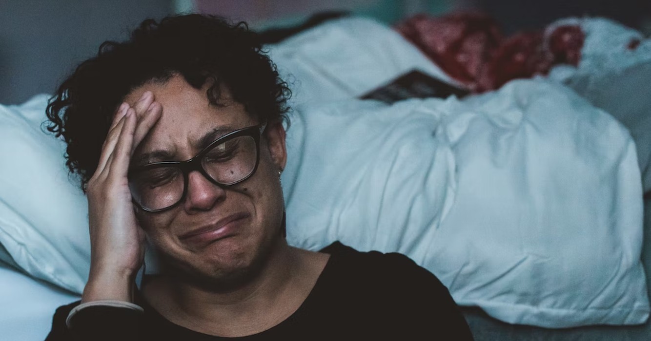 Vrouw neemt ontslag in verboden outfit