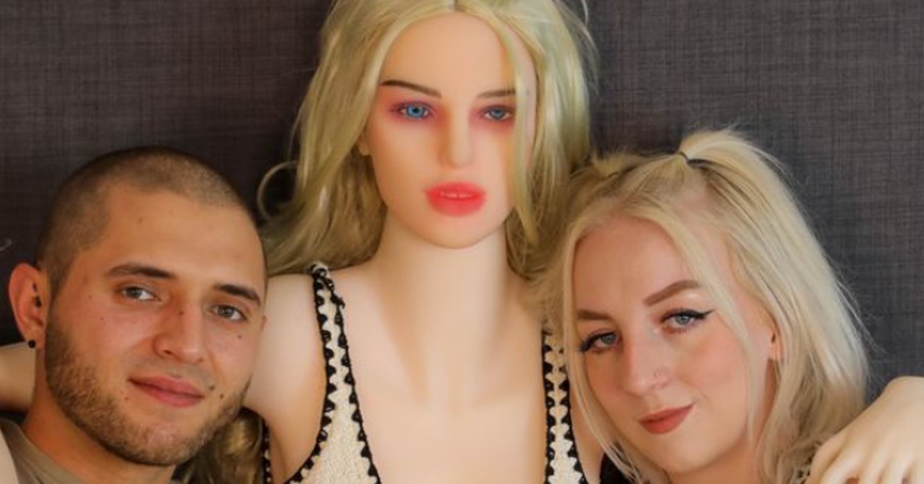 Man koopt sekspop die precies op zijn vrouw lijkt: Zijn libido is extreem hoog!