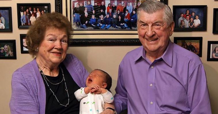 Koppel die 59 jaar samen is, wordt blij gemaakt met 100ste kleinkind!