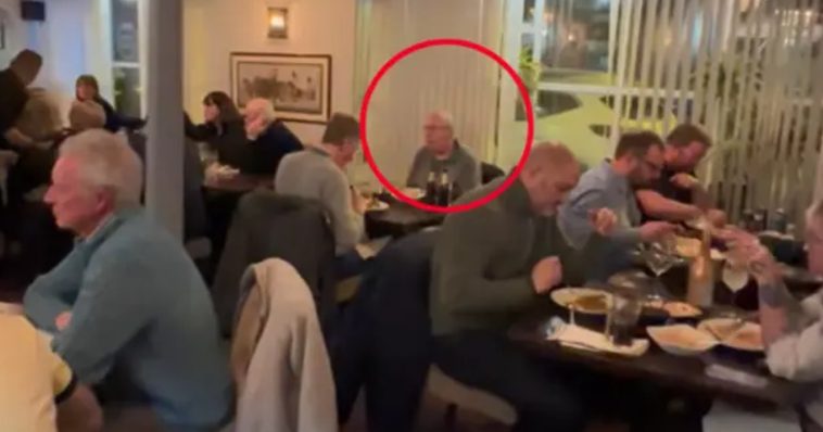 Vrouw ziet 'dode echtgenoot' in restaurant die al negen jaar overleden is!