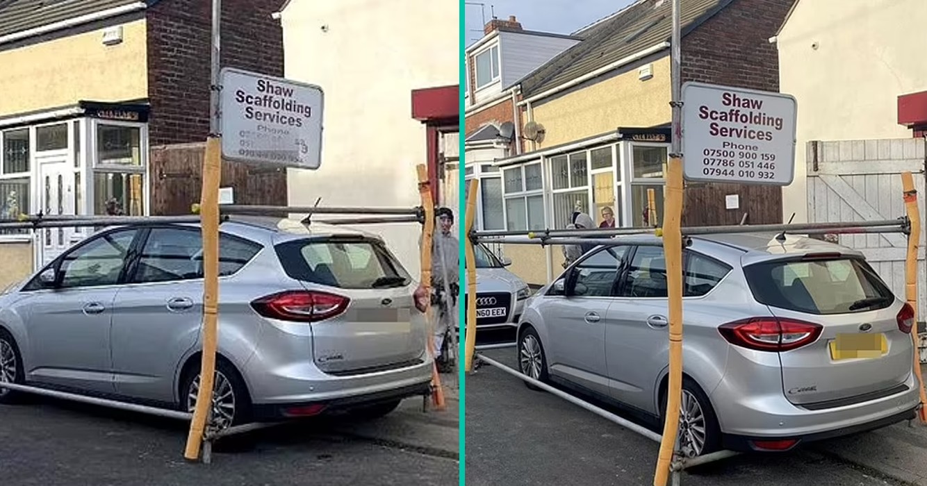 Man bouwt een stellage rondom een auto die zijn inrit blokkeerde