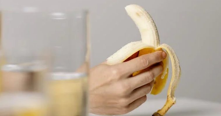 Reiziger heeft trek in een veganistische maaltijd tijdens vlucht:'Krijg een banaan voorgeschoteld!'