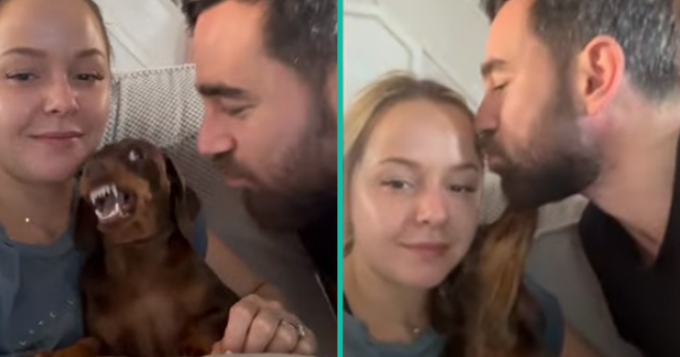 Jaloerse hond vindt het niet leuk als haar baasjes elkaar knuffelen!