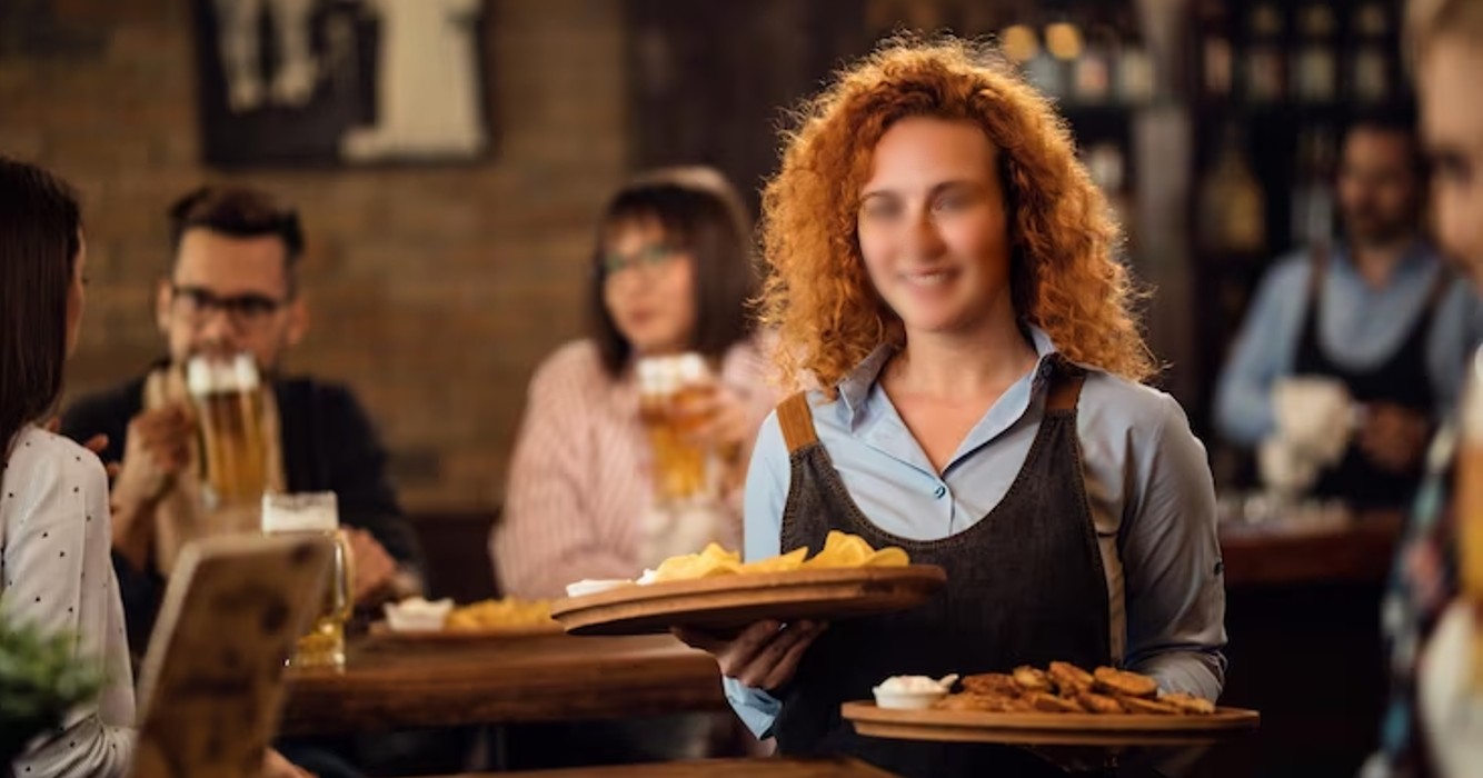 Serveerster woedend nadat ze maar 10% van grote rekening als tip kreeg: 'Manager vraagt zonder resultaat naar meer!'